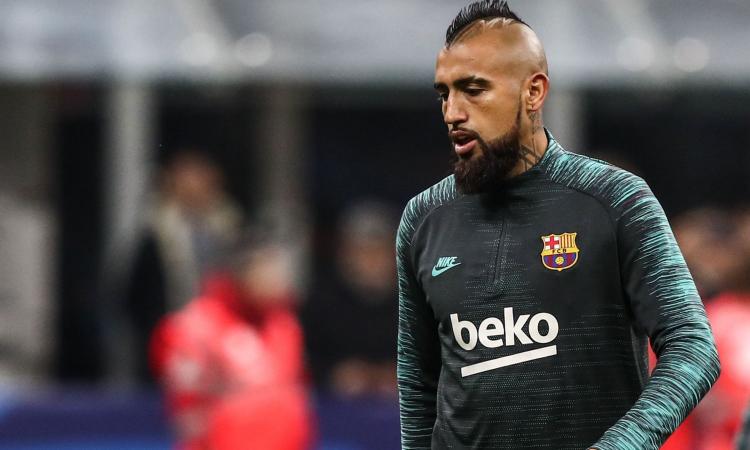 Inter, che beffa. Il Barcellona tiene Vidal: 'Risolveremo tutto'