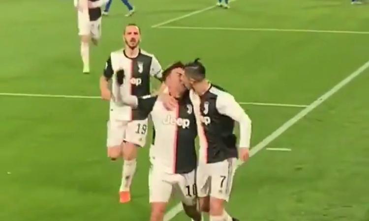 Ronaldo-Dybala: il bacio fortuito diventa virale VIDEO