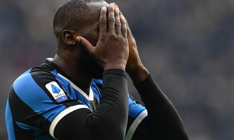 La società smentisce, ma il virologo appoggia Lukaku: 'Inter con il coronavirus? Paure giustificate'