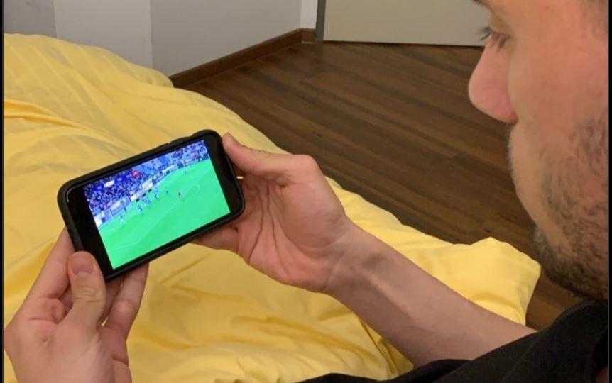 Demiral guarda Juve-Parma dallo smartphone. Dai tifosi: 'Ma una tv vecchia?' 
