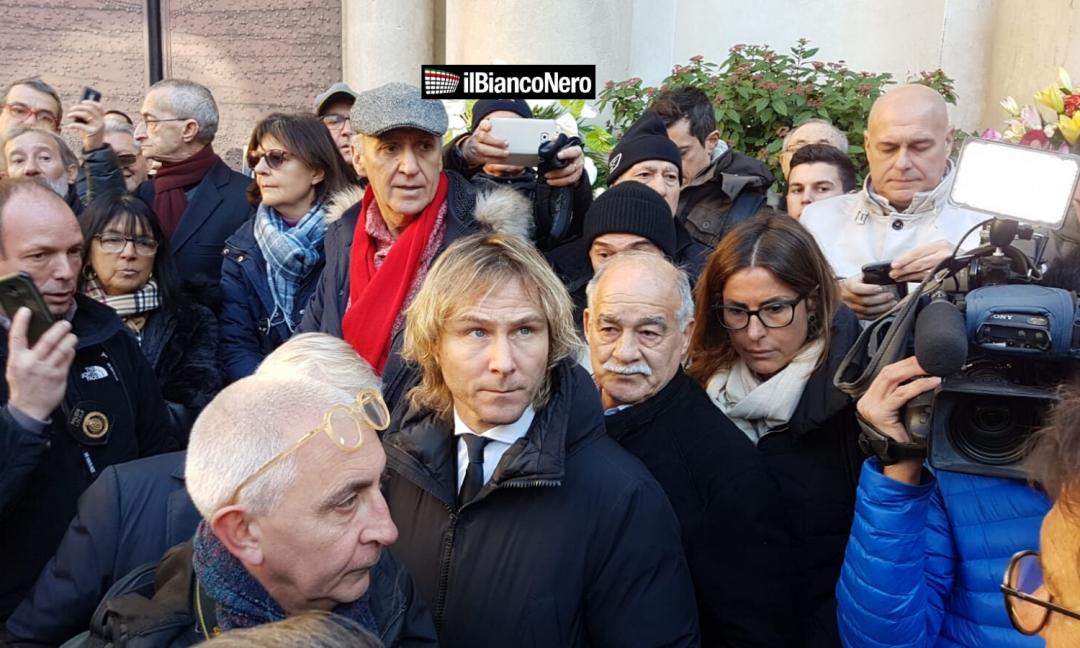 Funerali Anastasi: l'ultimo saluto a Varese, folla commossa, c'è Nedved FOTO e VIDEO