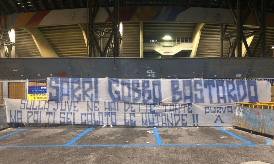 Striscione dei tifosi del Napoli contro Sarri: 'Gobbo bas...ti sei calato le mutande'