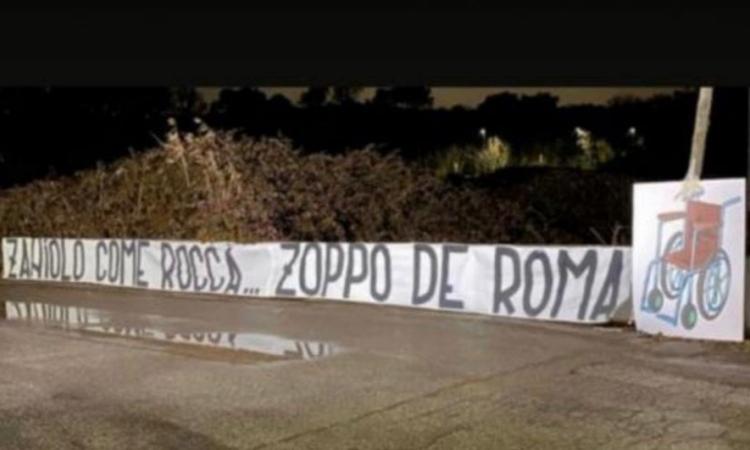 Ultras Lazio, striscione choc: 'Zaniolo come Rocca, zoppo de Roma' FOTO