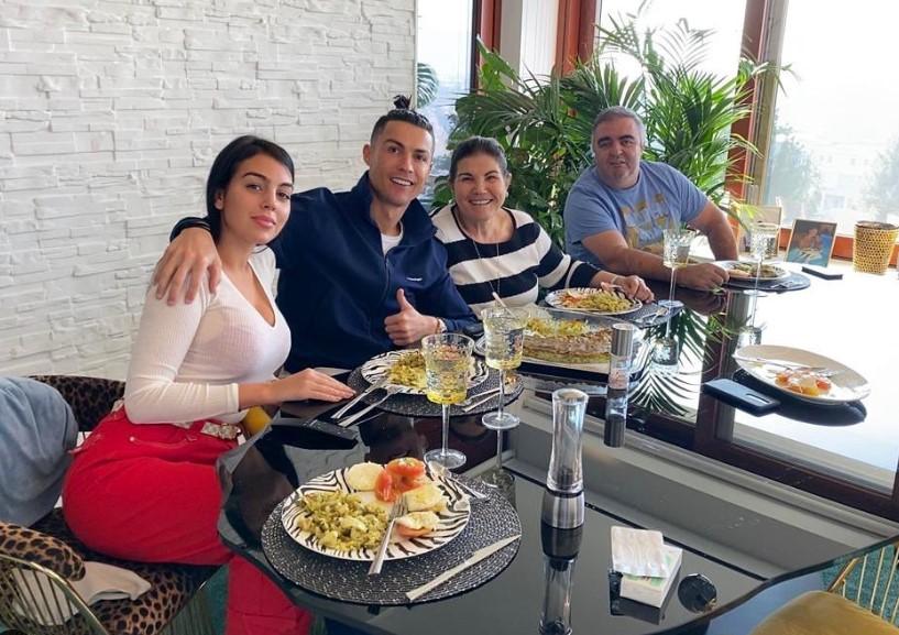 Ronaldo, pranzo in famiglia per San Valentino FOTO