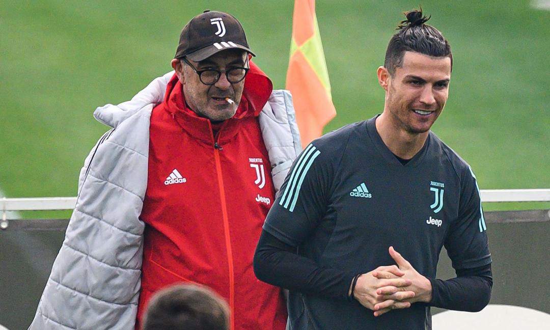 Juve, Sarri con la sigaretta e Ronaldo ride FOTO