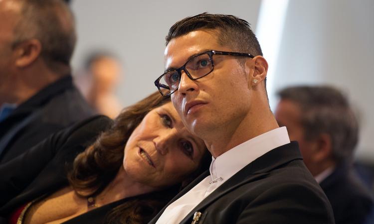 L'appello di mamma Ronaldo: 'Restate a casa'. E Cristiano le manda un bacio