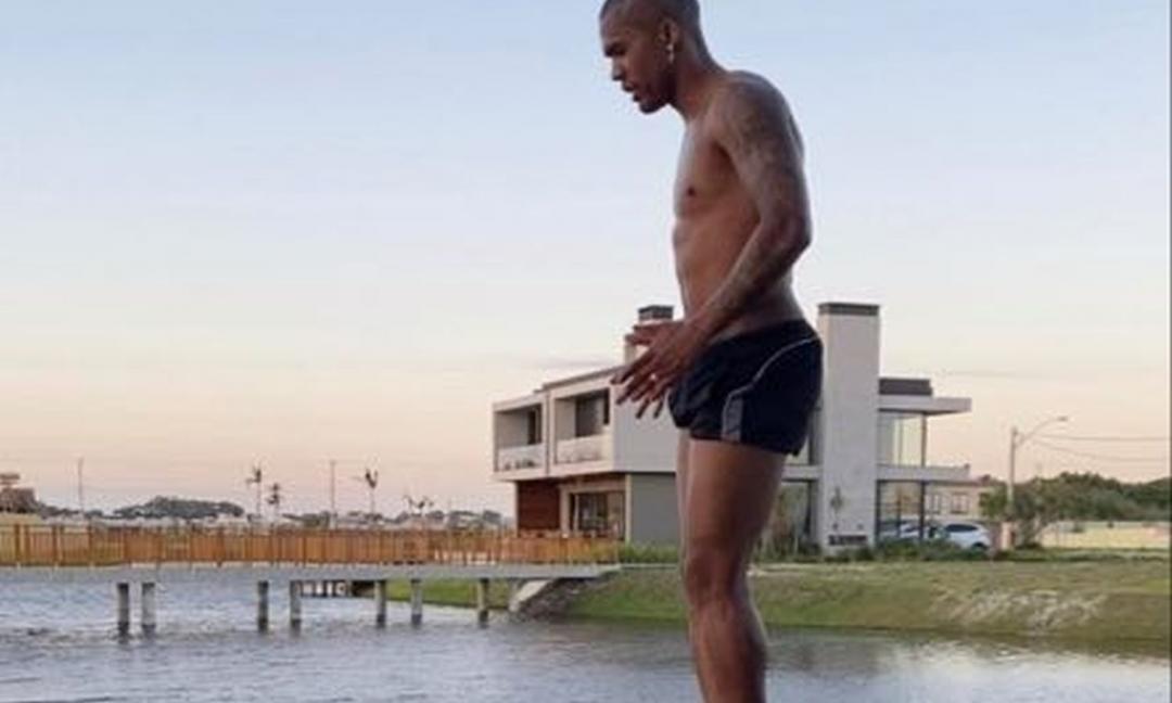 Douglas Costa e l'equilibrio sul mare VIDEO