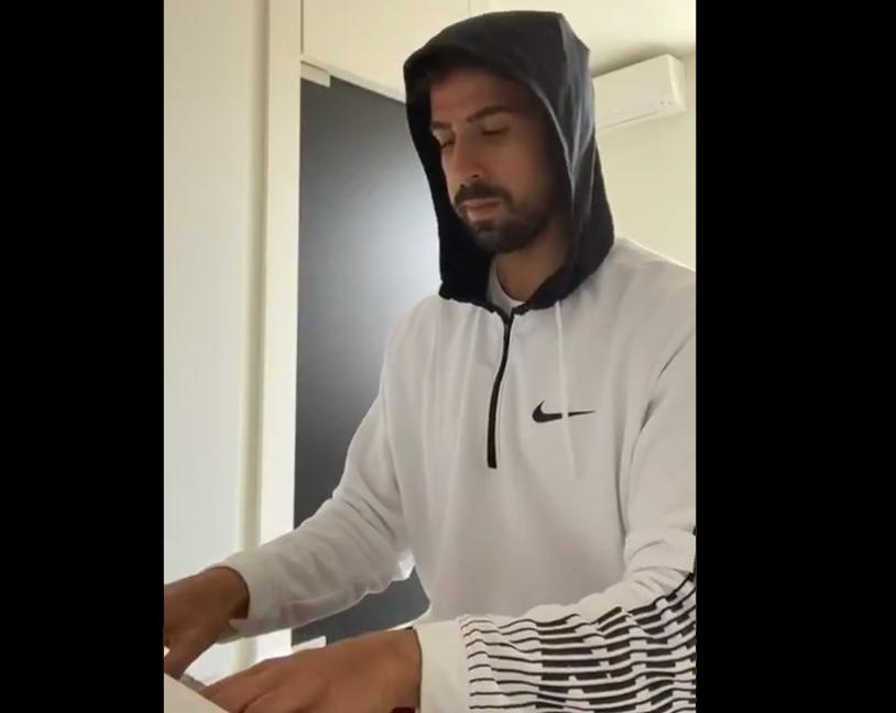 Coronavirus, Khedira al piano: 'Usate il tempo per altre cose' VIDEO