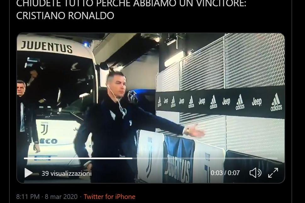 Juve-Inter, Ronaldo scende dal pullman e dà il 5 a... nessuno! VIDEO