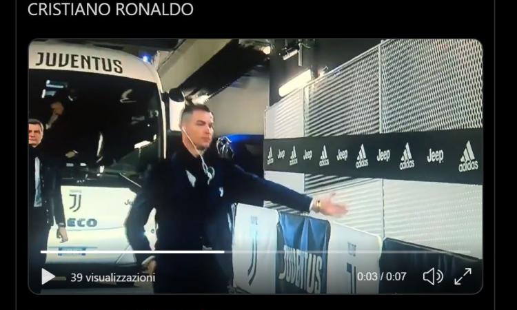 Juve-Inter, Ronaldo scende dal pullman e dà il 5 a... nessuno! VIDEO