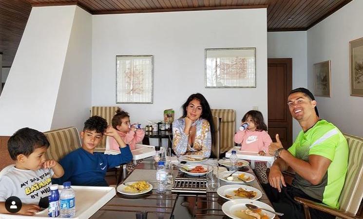 Il pranzo di Pasqua di Ronaldo: 'Siate felici e state a casa'