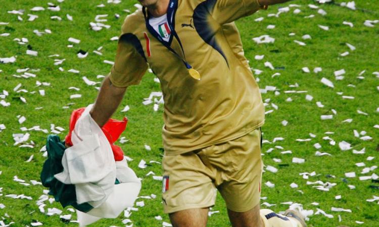 Buffon ricorda i Mondiali 2006: 'Campioni del Mondo, ancora non ci credo' FOTO