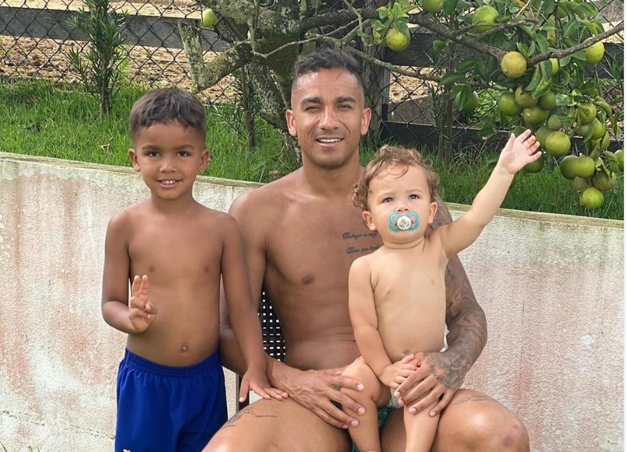 Danilo, cuore di papà 'Ecco la miglior compagnia in questo momento triste' FOTO Danilo, cuore di papà 'Ecco la miglior compagnia in questo momento triste' FOTO