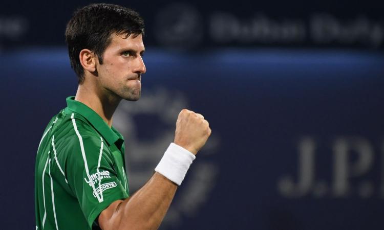 Clamoroso Djokovic: squalificato per aver colpito un giudice di linea con una pallata! VIDEO