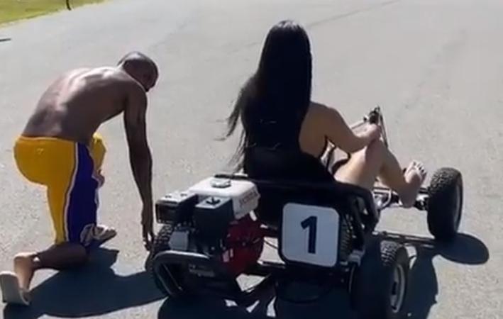 Douglas Costa di corsa, Nathalia in kart: chi vincerà la sfida? VIDEO