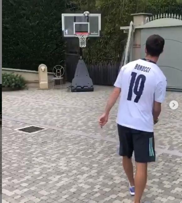 Pjanic, tiri a canestro con i piedi: 'No ragazzi non è Bonucci' VIDEO