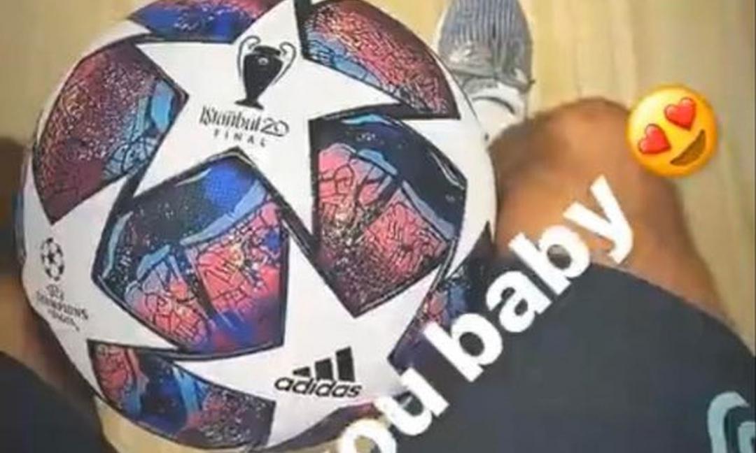 Pjanic con il pallone della Champions: 'Miss you baby'