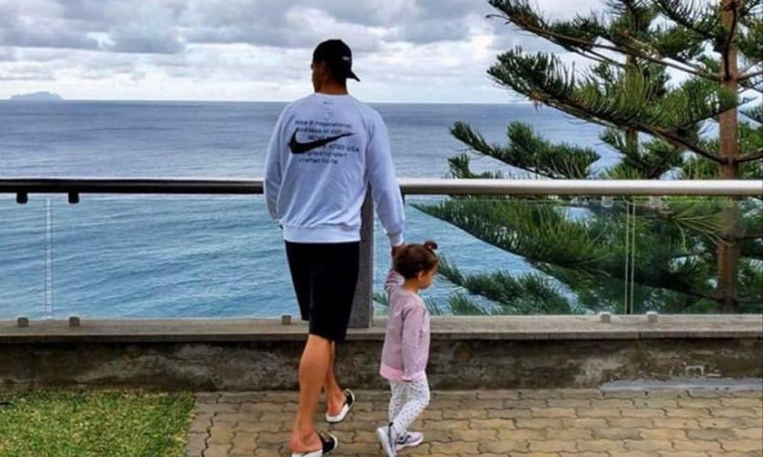 Il lato umano di Ronaldo: la passeggiata con la figlia FOTO