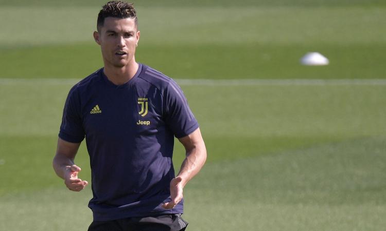 Ronaldo suda alla Continassa: 'Work hard, play hard' FOTO