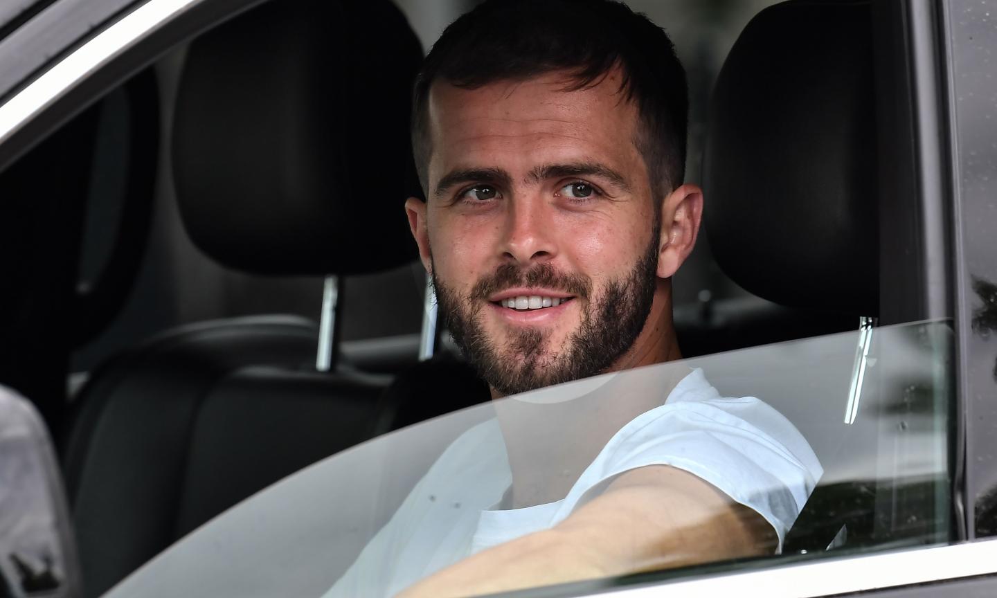 Pjanic blocca il mercato della Juve, rifiuta tutto e aspetta solo il Barcellona: lo scenario