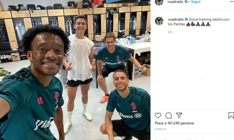 Juve, occhio alle distanze: il selfie di Cuadrado con Dybala infrange il protocollo