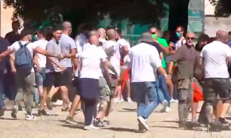 Circo Massimo, la protesta degli ultras sfocia in rissa. Inni a Mussolini