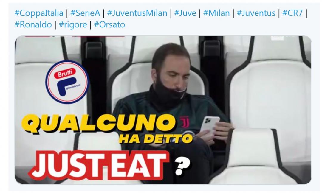 Juve-Milan, Higuain col cellulare in tribuna è già un 'meme': 'Cosa ordinava?'