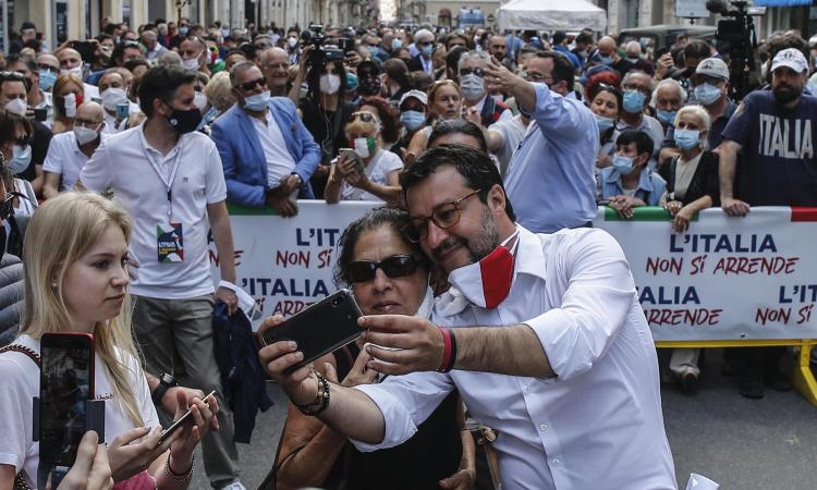 Veronesi scatenato contro Salvini: 'Pericoloso e irresponsabile'