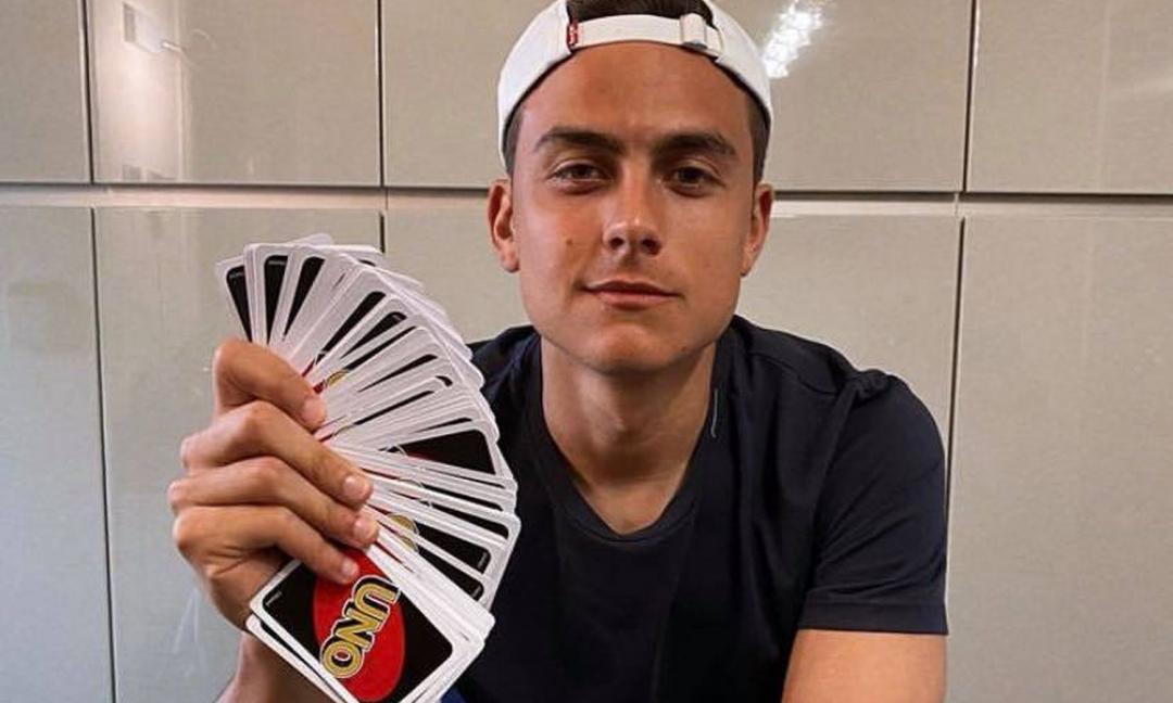 Aspettando il campo, Dybala se la gioca a carte: 'Cosa scommettiamo?'