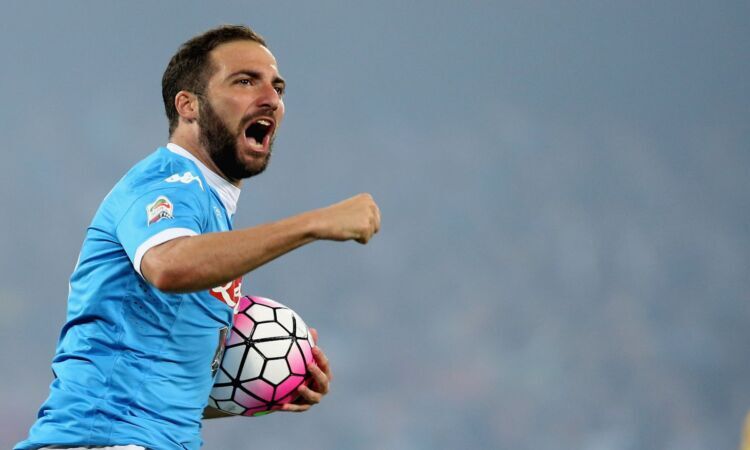 Napoli, il saluto a Higuain dopo l'addio al calcio: il messaggio