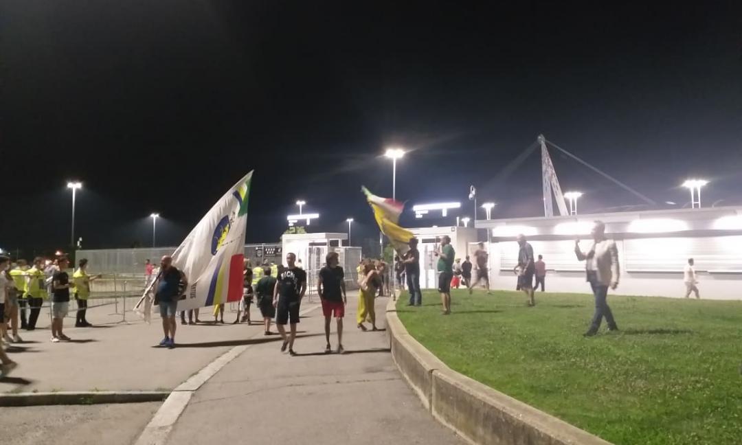 Scudetto Juve: piazza vuota, tifosi fuori dallo stadio e i calciatori fanno i caroselli FOTO e VIDEO