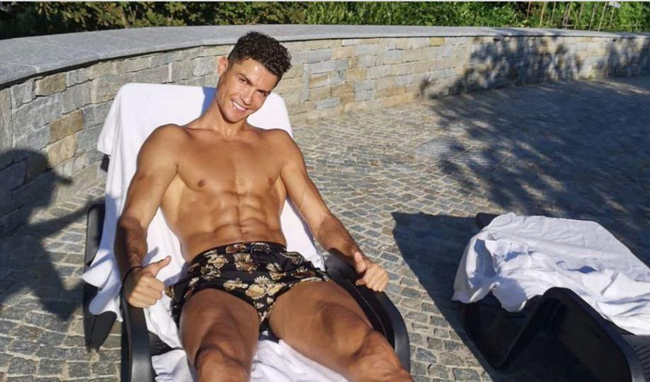 Ronaldo prende il sole e si 'scalda' per il finale di stagione: 'La mia ricarica'