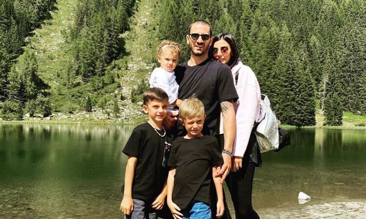 Bonucci in vacanza con la famiglia, che faccia! FOTO