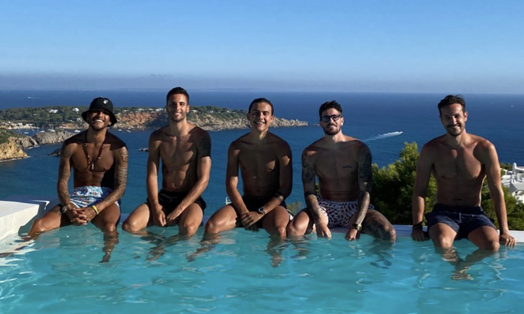 Dybala, vacanza da sogno a Ibiza con Bentancur, De Paul e...il fisioterapista! FOTO