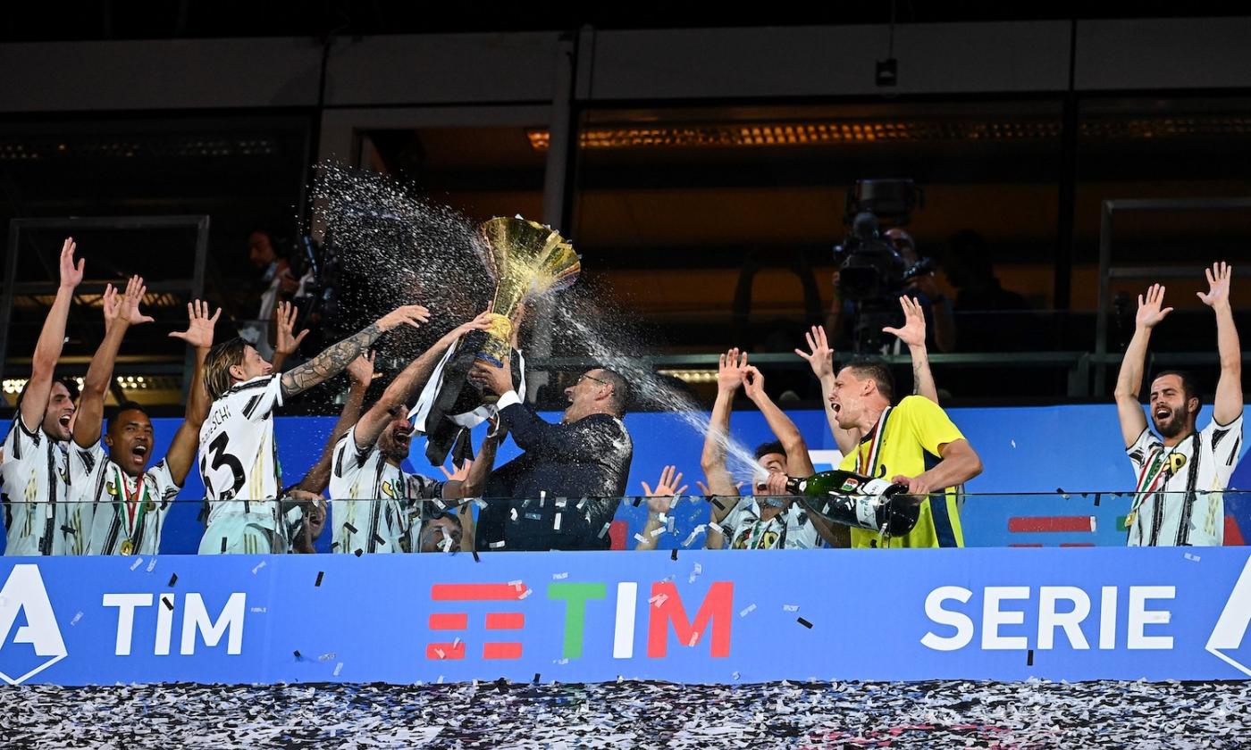 Juve campione d'Italia: Chiellini alza la coppa, Sarri festeggia ...