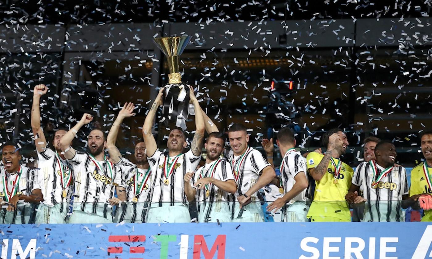 Juve campione d'Italia: Chiellini alza la coppa, Sarri festeggia ...