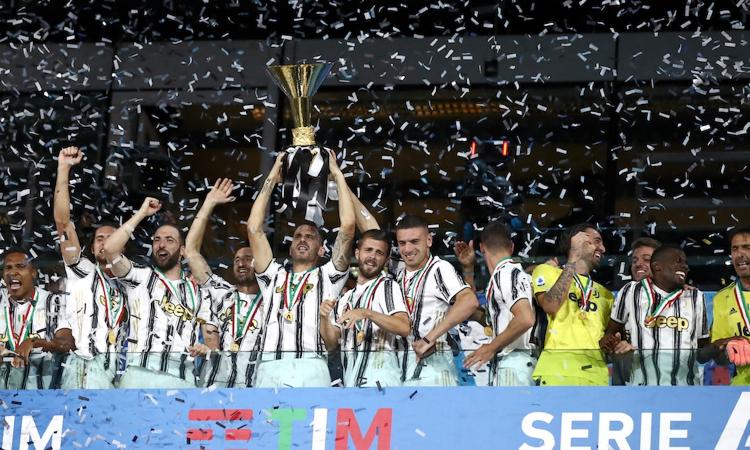 Juve campione d'Italia: Chiellini alza la coppa, Sarri festeggia coi giocatori FOTO E VIDEO