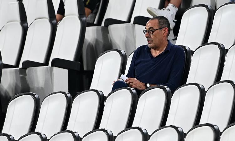 Juve-Roma, la partita di Sarri: fuma e prende appunti vicino alla panchina