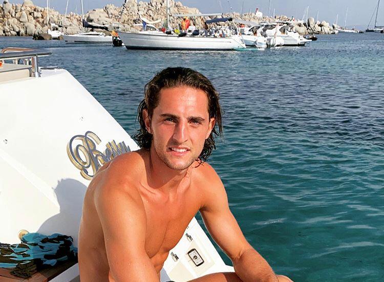 Rabiot, relax al mare. E il vecchio compagno di squadra lo prende in giro