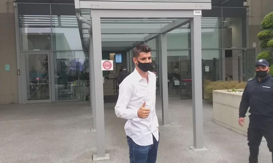 Juve, Morata al JMedical per le visite: selfie e autografi con i tifosi. E Bentancur... VIDEO