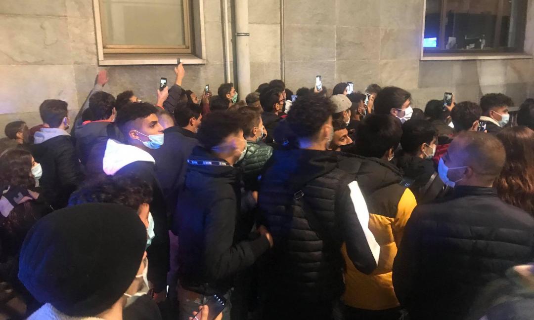 Febbre da Juve-Barça, nuovi assembramenti fuori dall'hotel FOTO