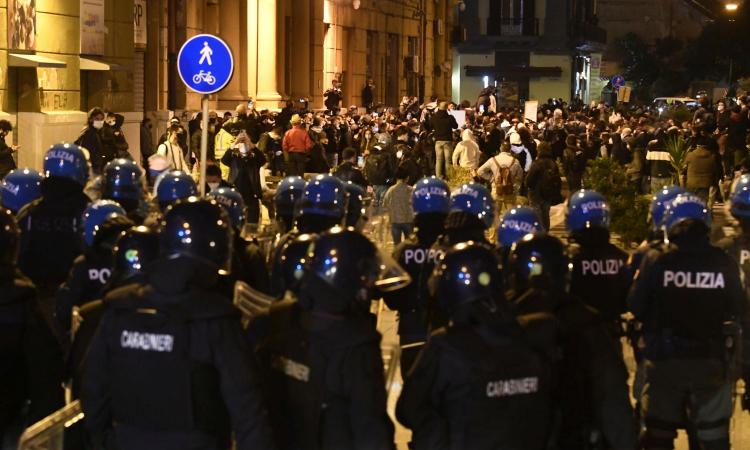 Disordini a Torino, i VIDEO della violenza: arrestati ultras juventini