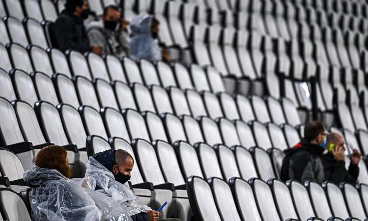 Juve-Verona, l'ultima dei tifosi allo stadio. Il DPCM cancella anche i mille sugli spalti: 'Da domani un'altra vita'. FOTO e VIDEO