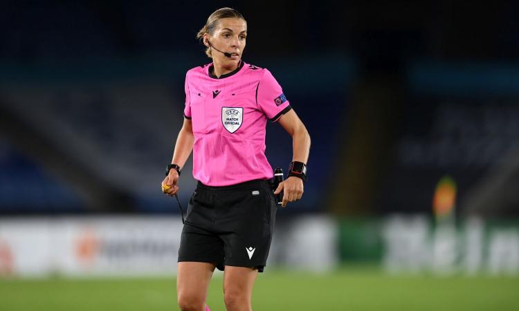 Frappart, la donna dei record: ecco chi è l'arbitro di Juve-Dinamo Kiev