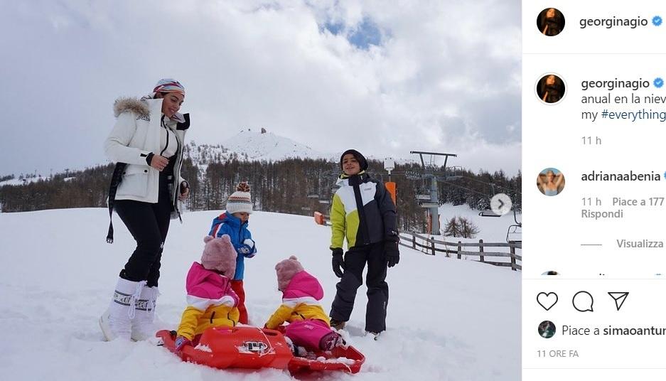 Le FOTO di Georgina sulla neve coi bimbi di Ronaldo