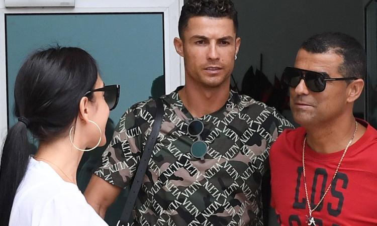 Fascicolo sul fratello di Ronaldo, dietro c'è la Juve: 'Maglie fake'. Coinvolta un'azienda di Torino