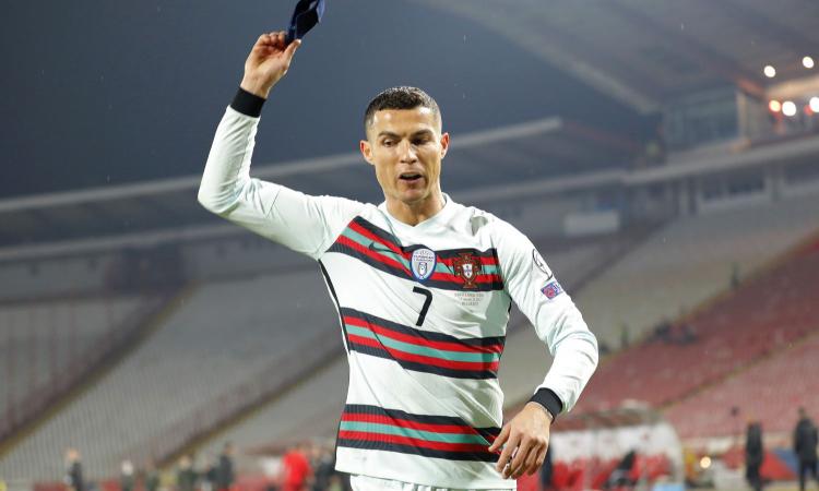 Ronaldo, l'ennesima punizione alle stelle diventa virale