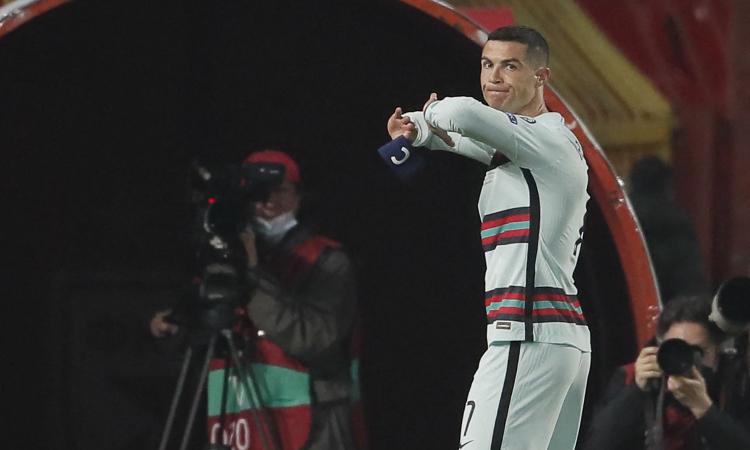 Ronaldo al lavoro per gli Europei: le FOTO col Portogallo