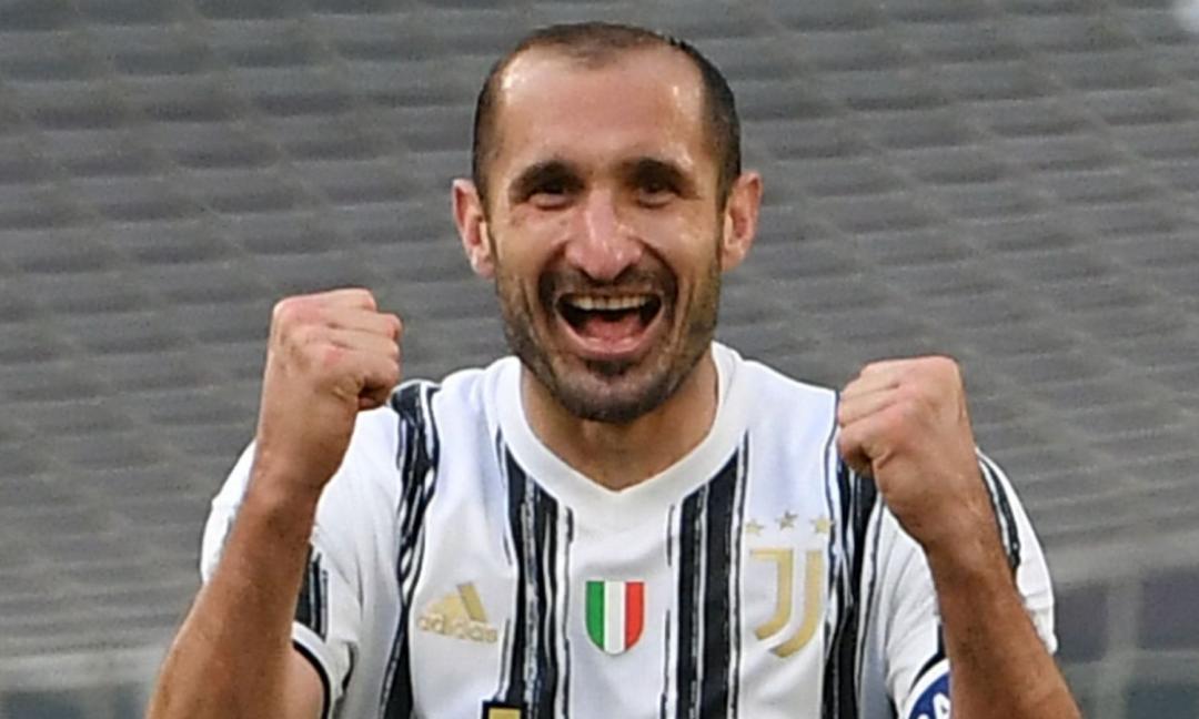 Juve, la nuova maglia nello store: Ci sono Chiellini, Rugani e gli altri! Out solo...