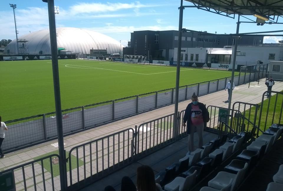 Juve Women, la moglie di Hurtig a vedere la partita col pancione